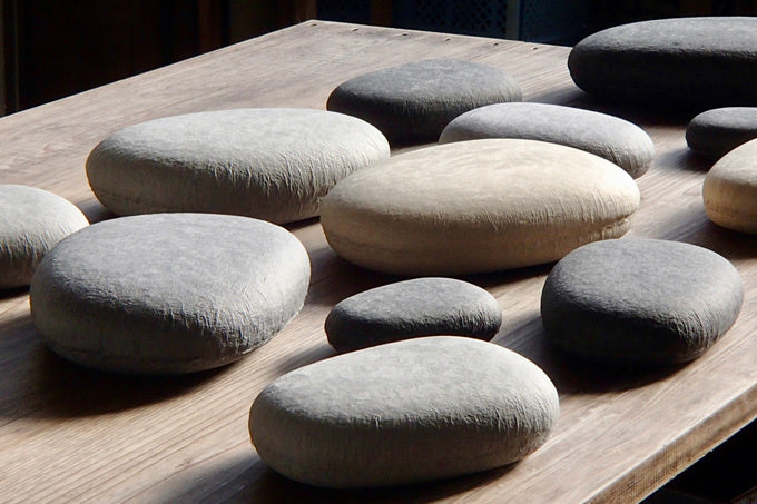 和紙箱|庭の中石