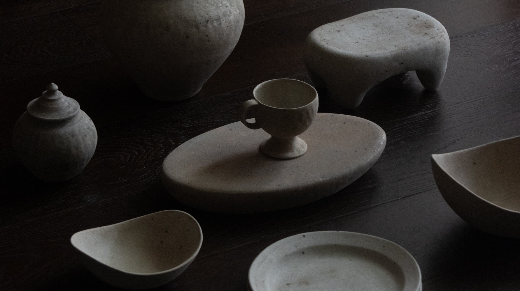 希少 水谷智美 四つ足の台 オブジェ 陶芸 食器 水谷智美 / 四つ足の台 / 灰 / 佐賀 - THIRTY' THIRTY' STORE