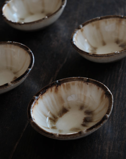 白釉痕紋・橢圓小缽