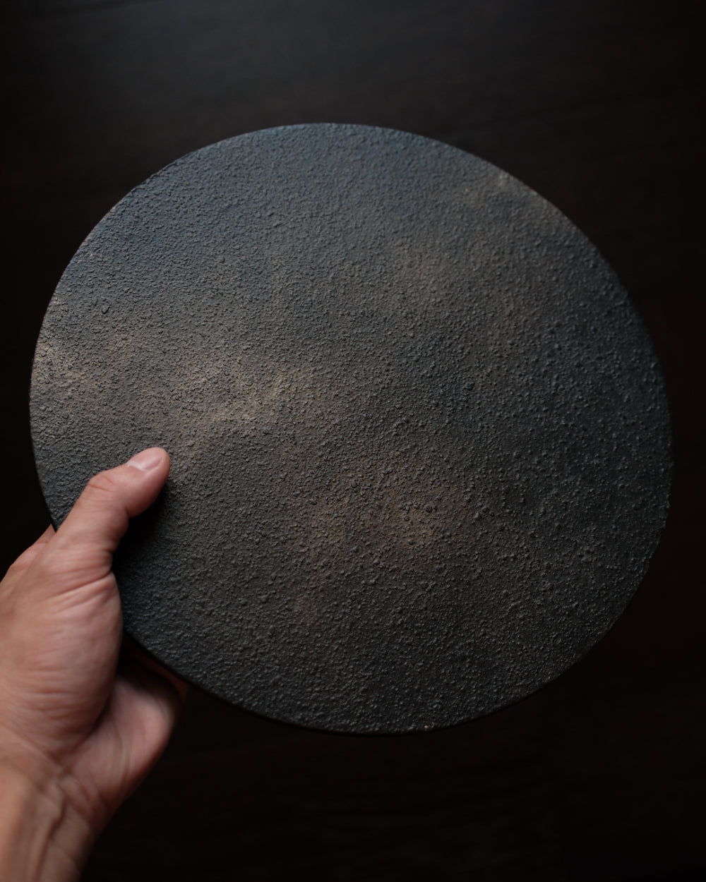 圓平盤・黑蒔地 / 27cm