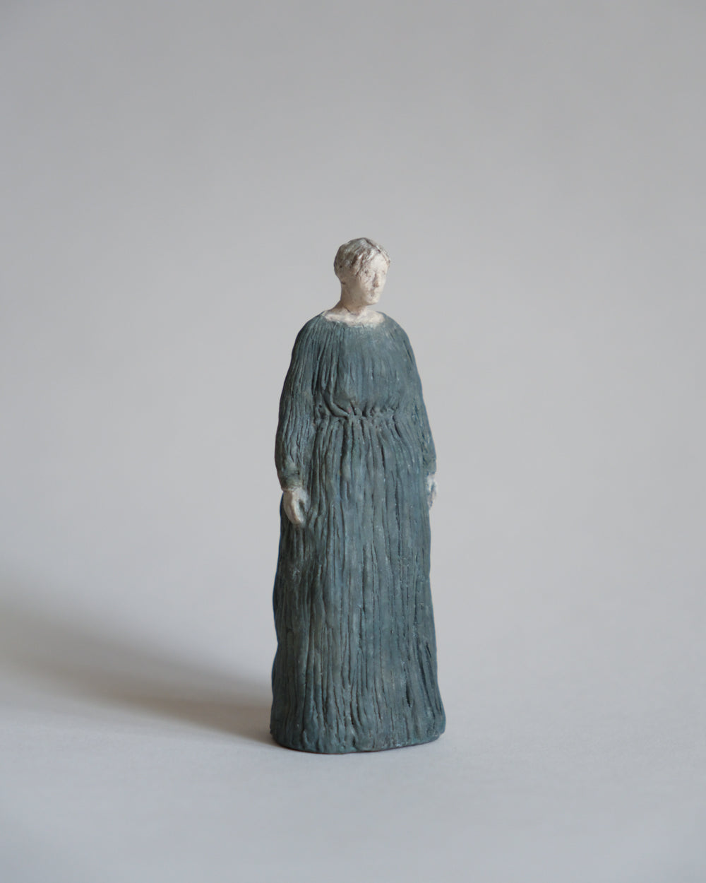 穿著森林小溪的女子