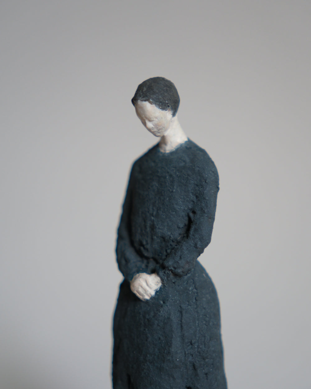 古黑色洋服的女子 51