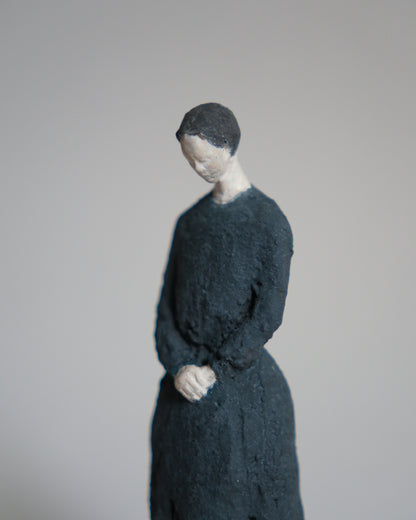 古黑色洋服的女子 51