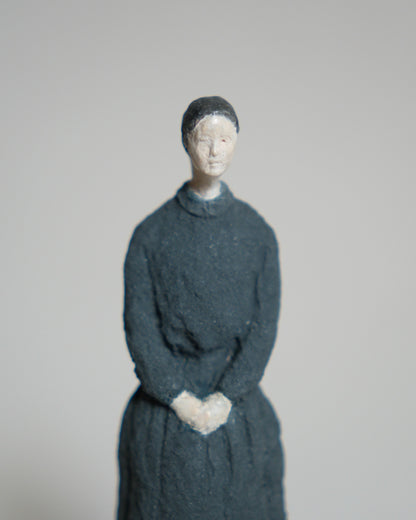 古青色洋服的女子