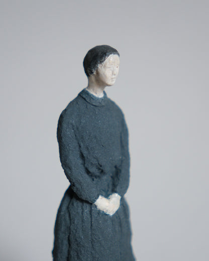 古青色洋服的女子