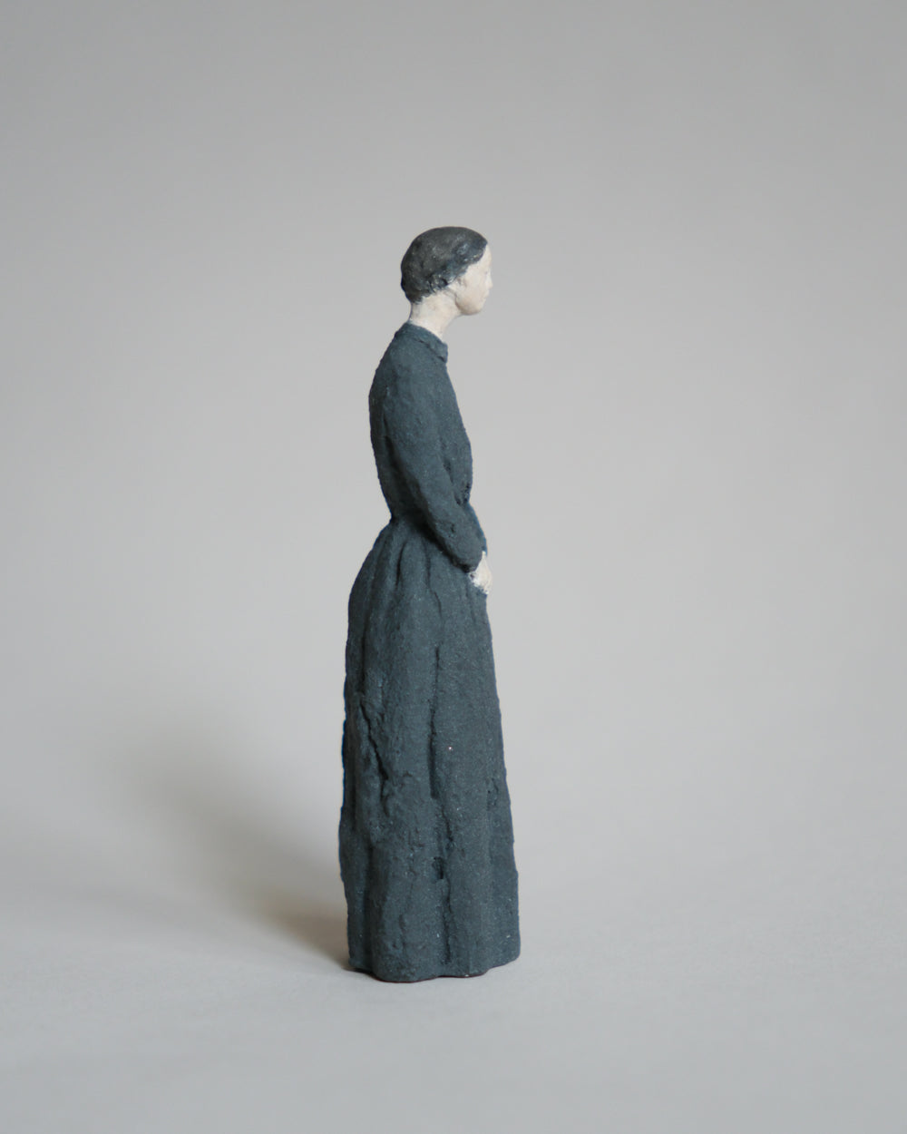 古青色洋服的女子