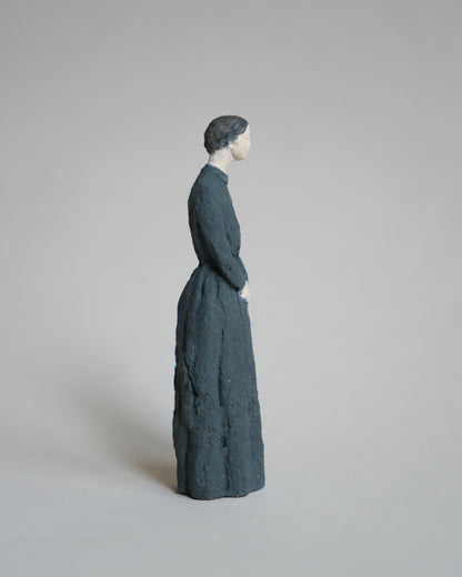 古青色洋服的女子