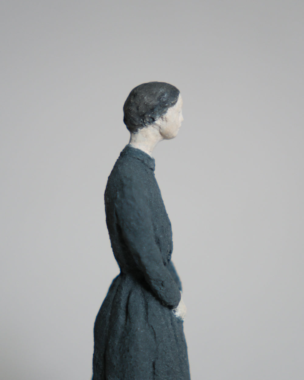 古青色洋服的女子