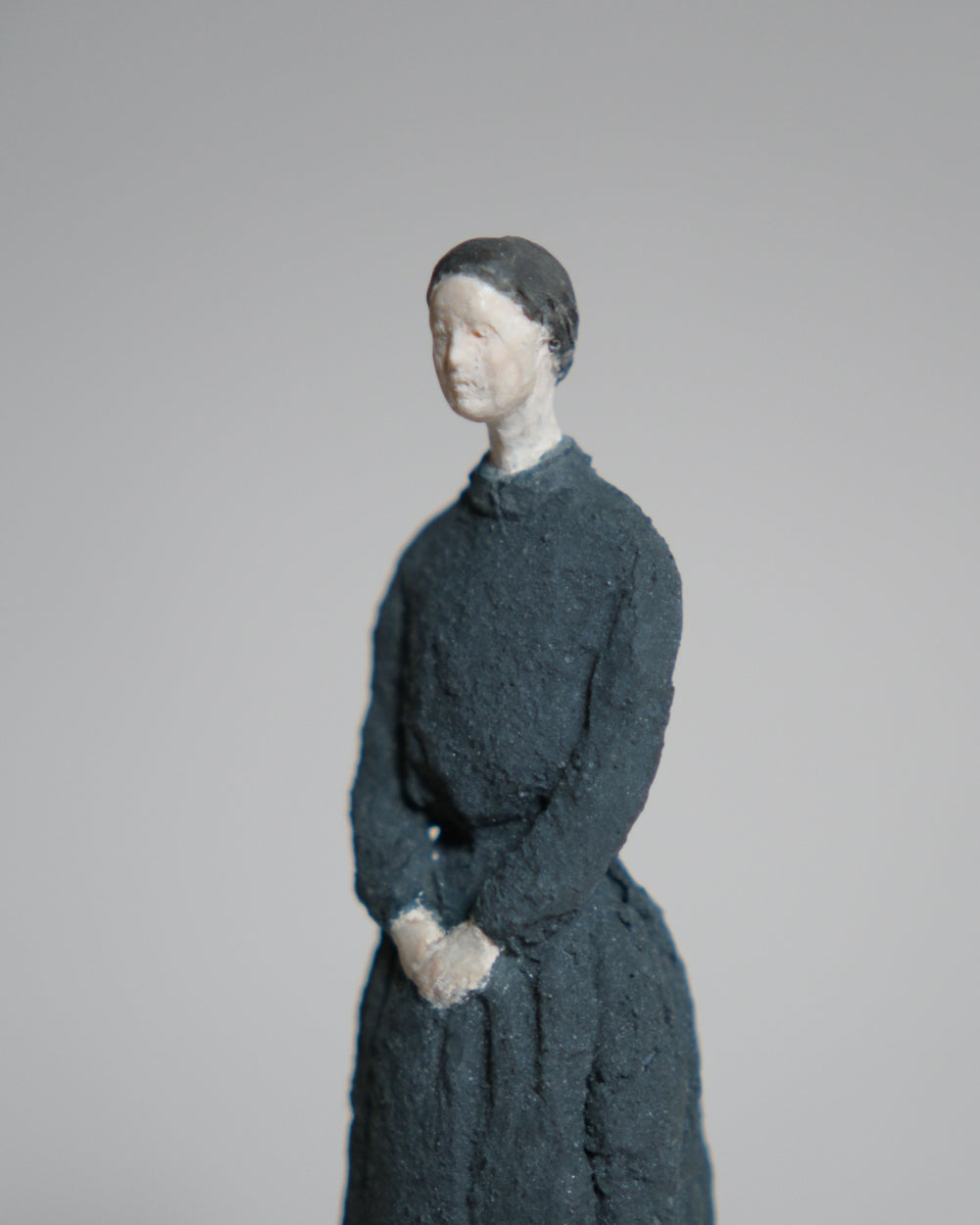 古青色洋服的女子