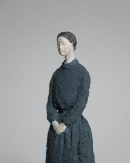 古青色洋服的女子