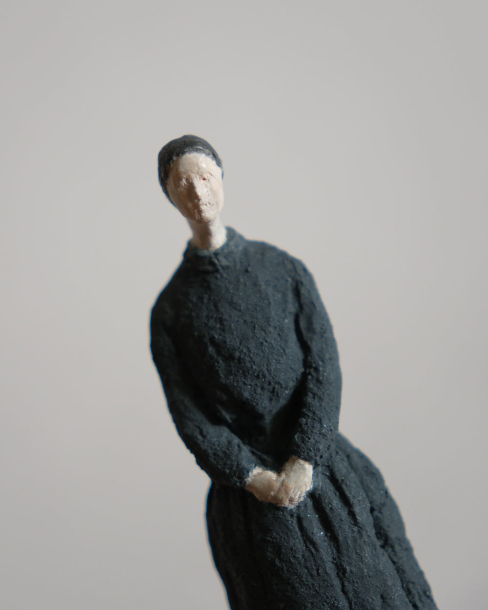 古青色洋服的女子