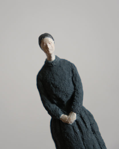 古青色洋服的女子