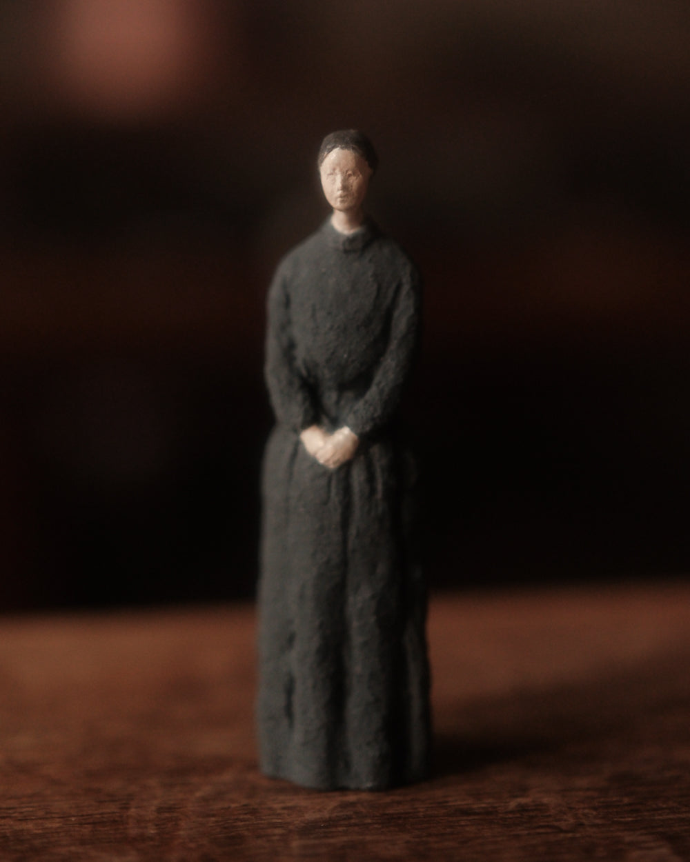 古青色洋服的女子