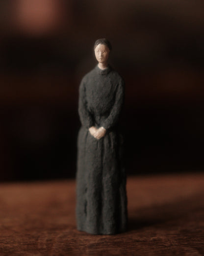 古青色洋服的女子