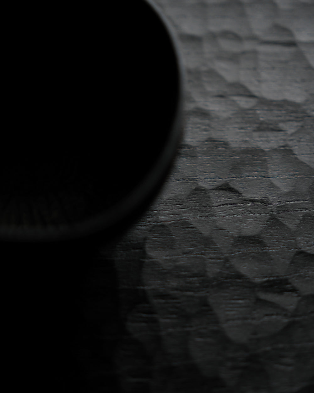 鑿刻木板皿 VIII