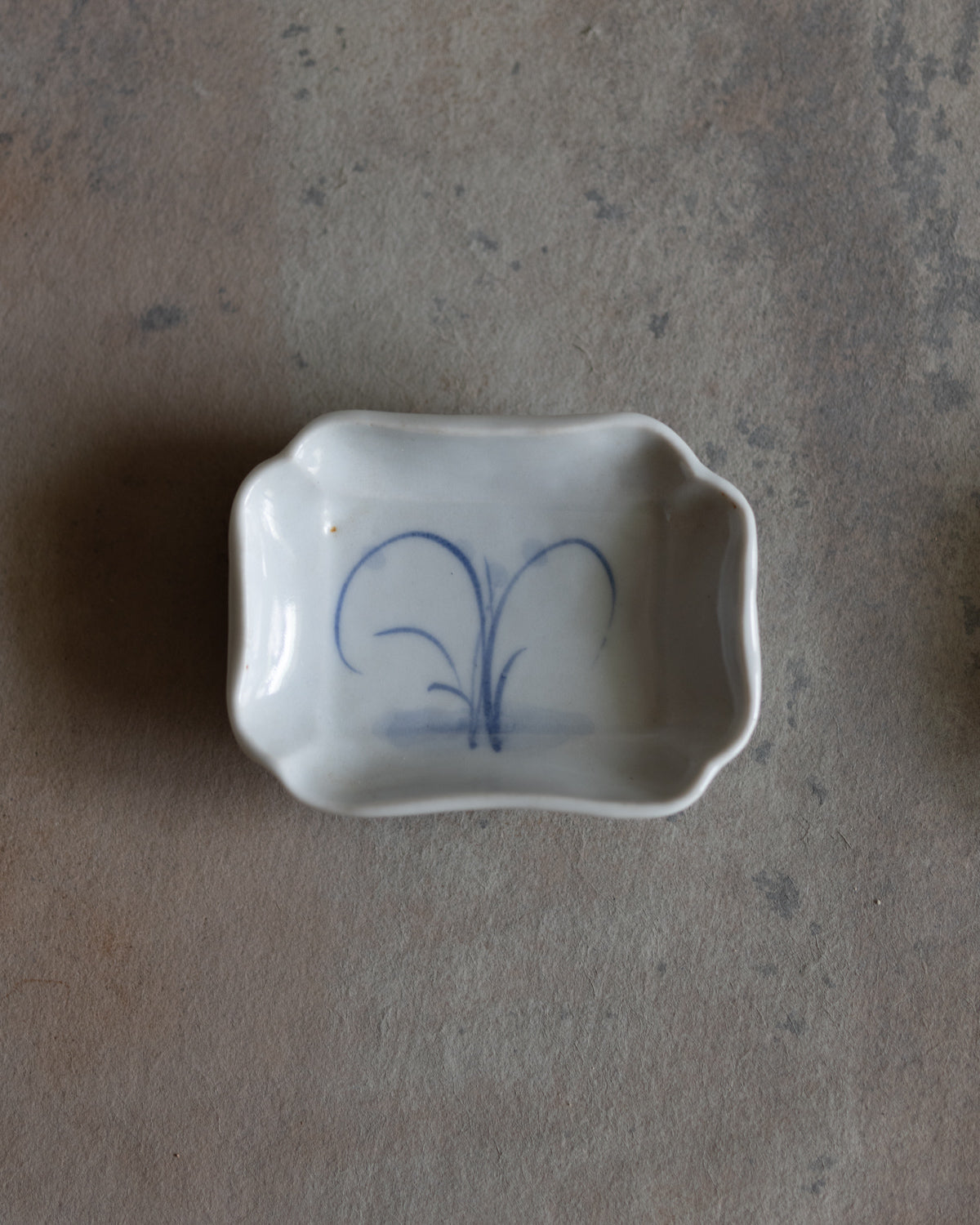 古伊万里秋草隅入角豆皿– 山竹｜Koya Sanju