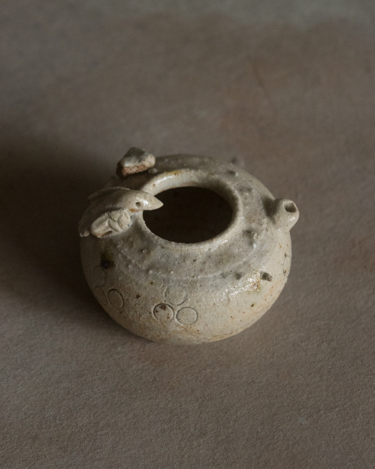 古瀨戶印紋鳥形灰釉水滴– 山竹｜Koya Sanju